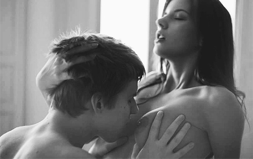 Целуют грудь интим (87 фото) - порно и эротика arnoldrak-spb.ru