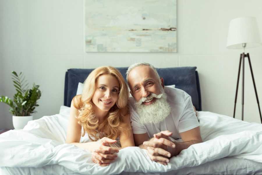 Секс пожилого мужчины с девушкой