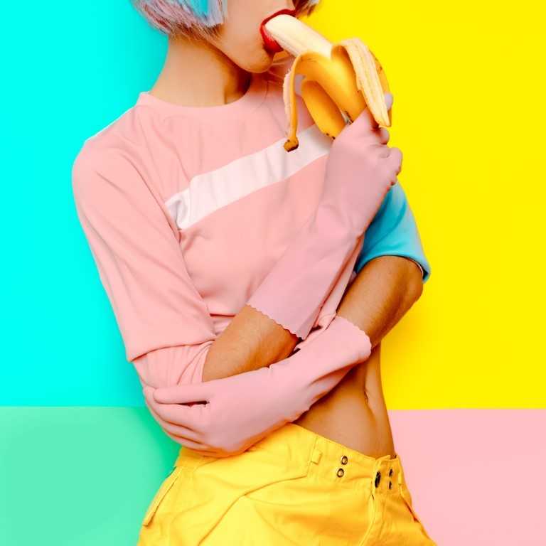 девушка с бананом