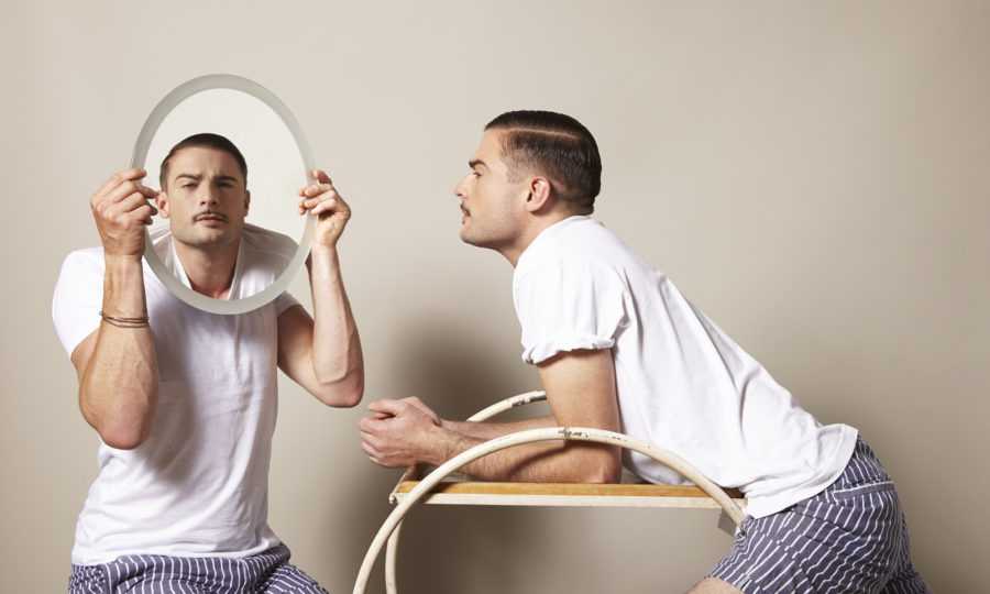 мужчина смотрит в зеркало