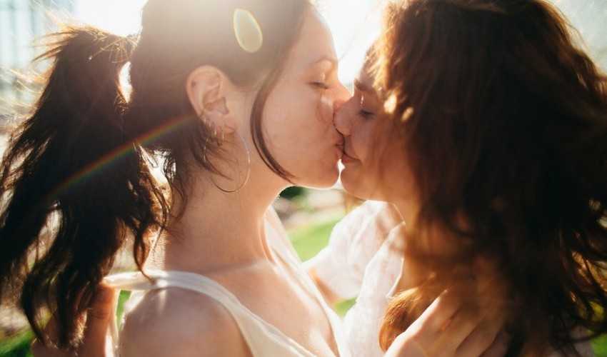 девушки целуются