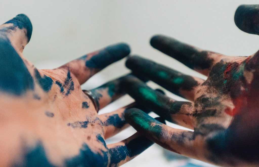 руки в краске